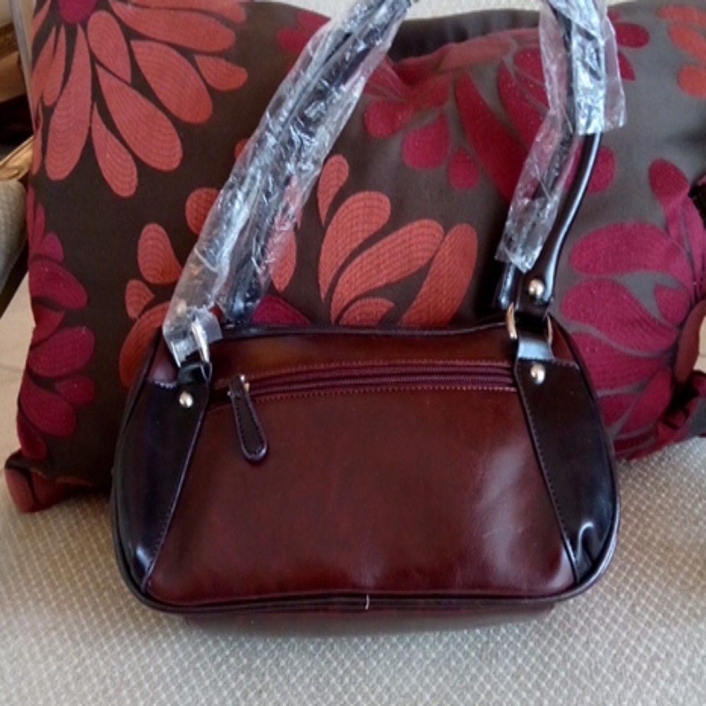 Never used this small bag looks $$$$$. The brown i